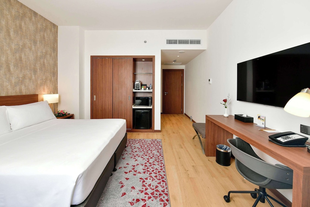 Upgrade, Efficiency, Suite, King Bed، فندق كومفورت الرياض(Comfort Hotel Riyadh Olaya) 2/3