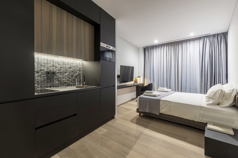 DELUXE, SUITE, QUEEN BED, HILL VIEW