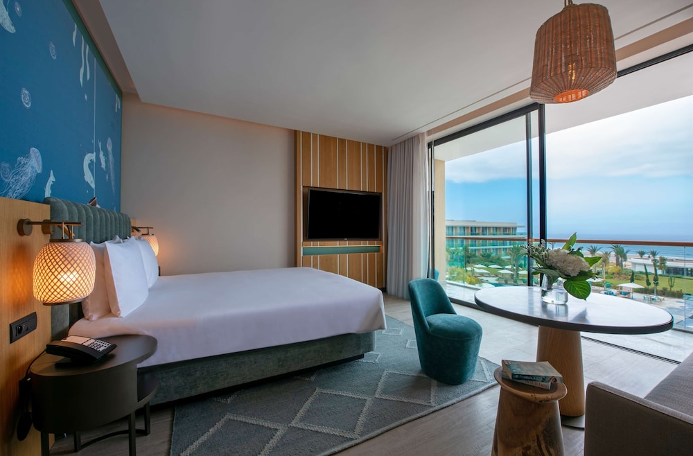 Regency, Suite, King Bed, Partial Ocean View, Balcony