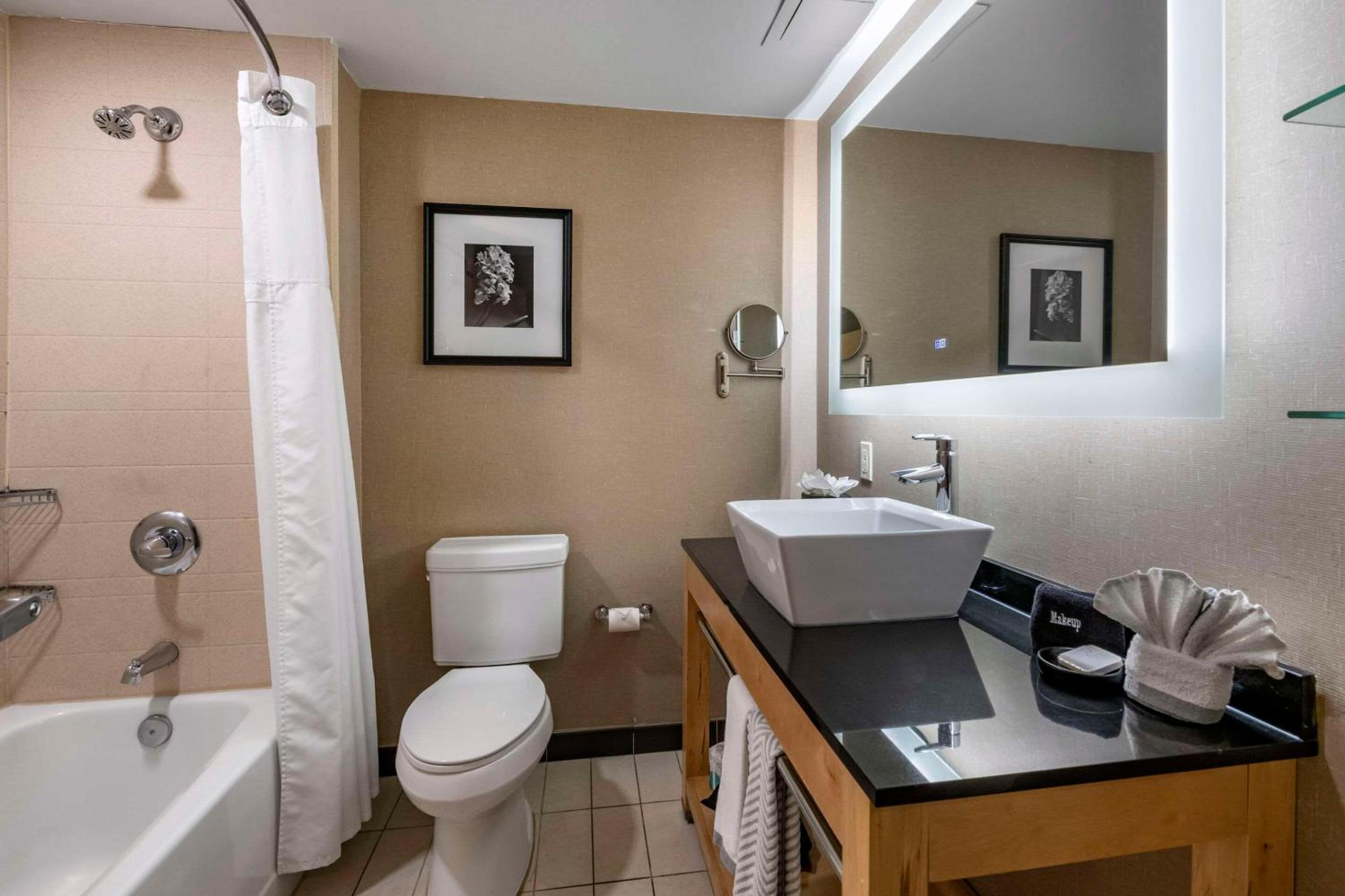 جناح بسريرين كوين مع أريكة، Cambria Hotel Ft Lauderdale Airport South Cruise Port 6/10