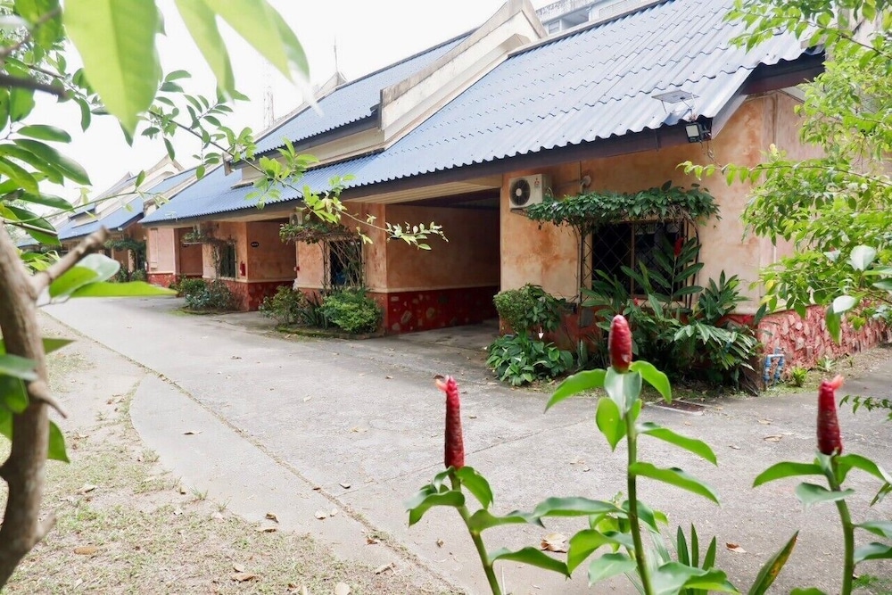 Palm Chalet Resort 4/50