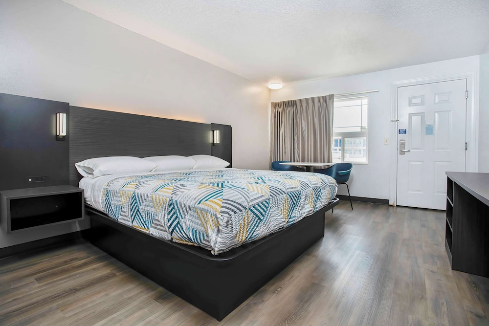 STANDARD, QUEEN BED