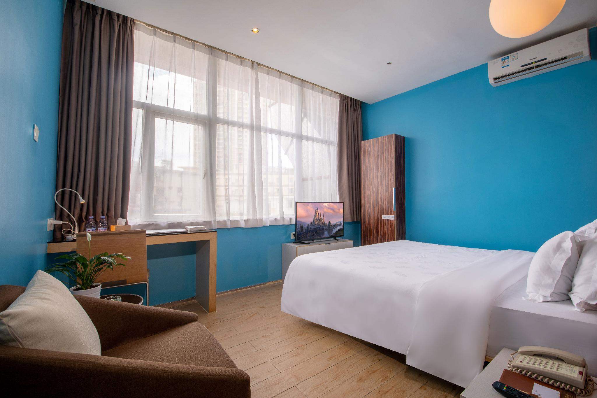 DELUXE, KING BED
