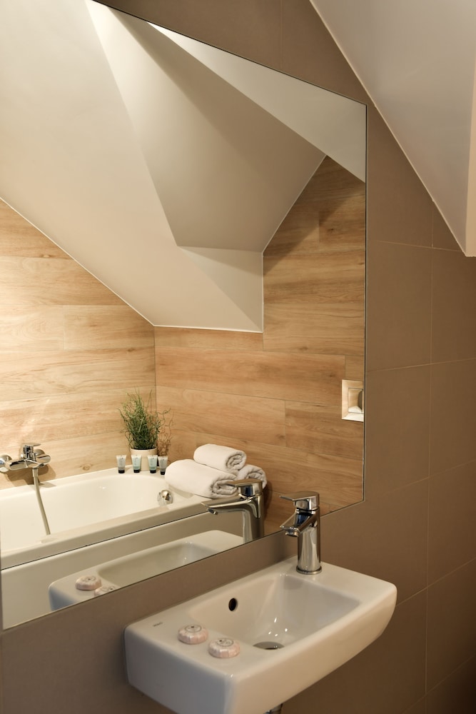 COMFORT, APARTMENT, ATTIC