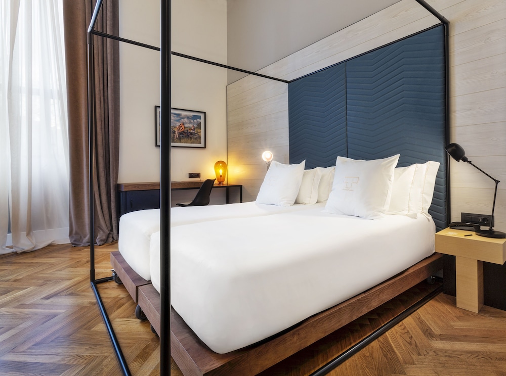 EXECUTIVE, DOUBLE OR TWIN BED