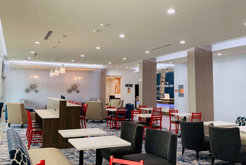La Quinta Inn & Suites by Wyndham - Red Oak TX IH-35E 13/23