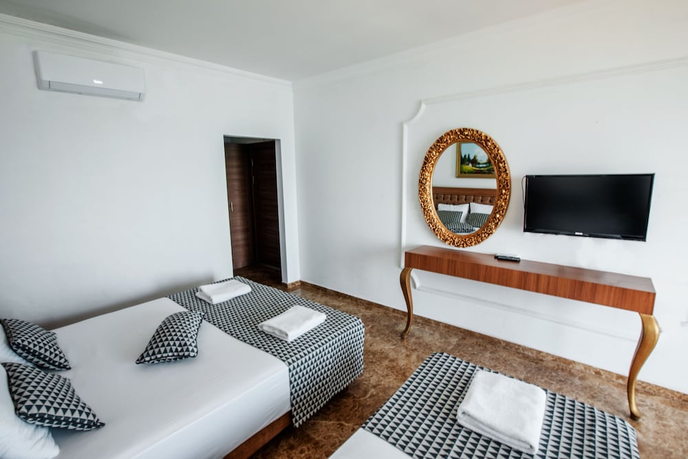 Kristal Beach Hotel 42/48