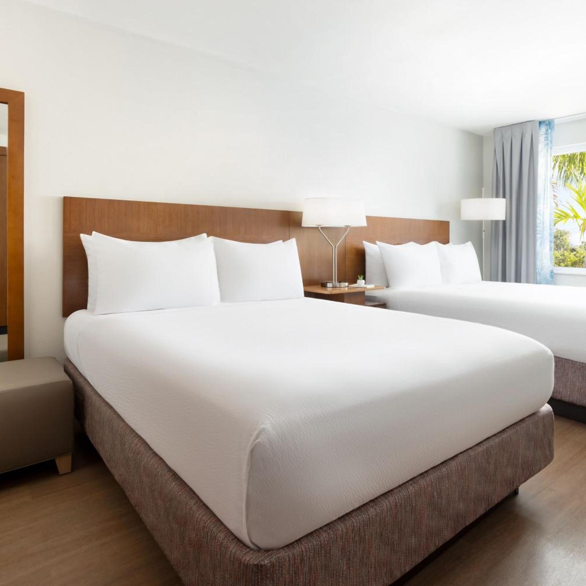 Deluxe, Queen Bed, Pool View