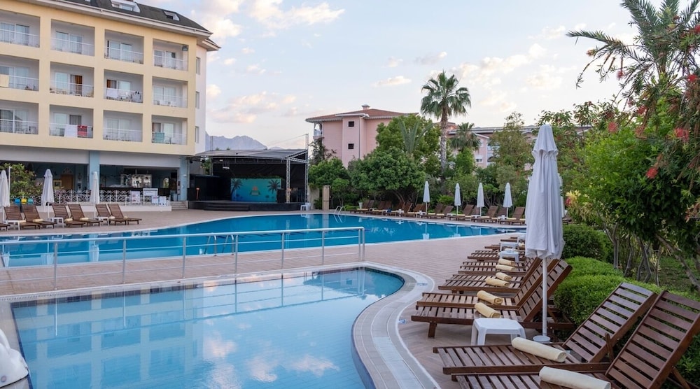 Pine House Hotel 2/50