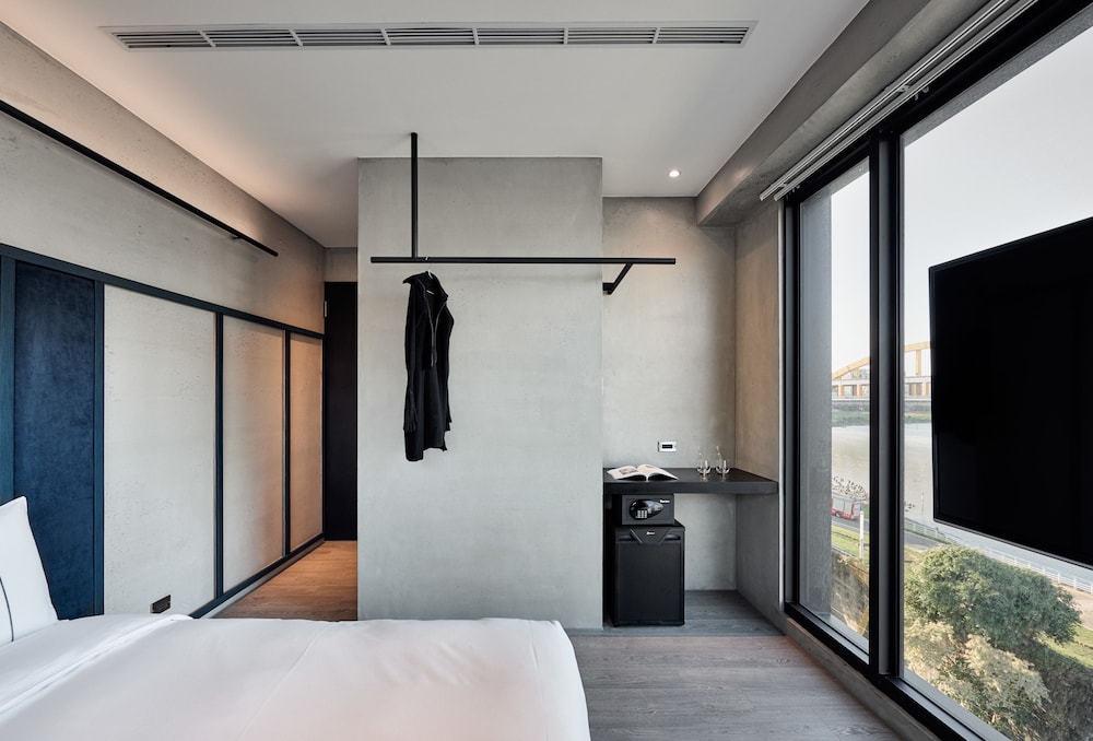 Water Front Hotel 13/67