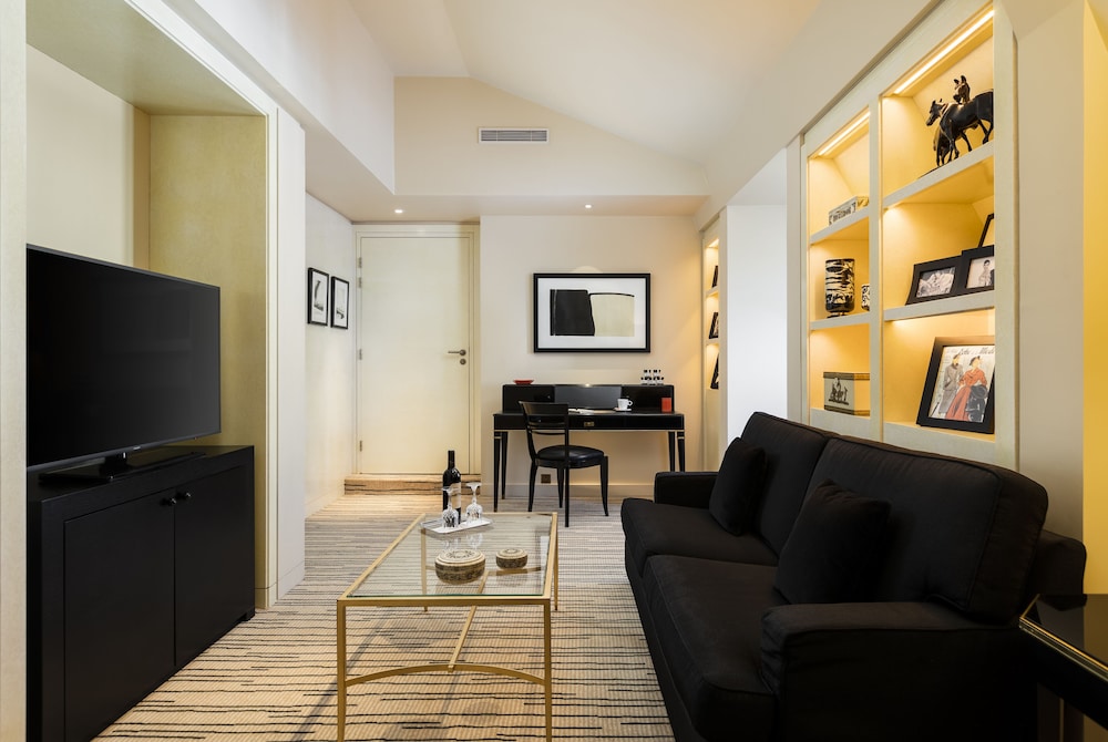 Hotel Montaigne 38/69