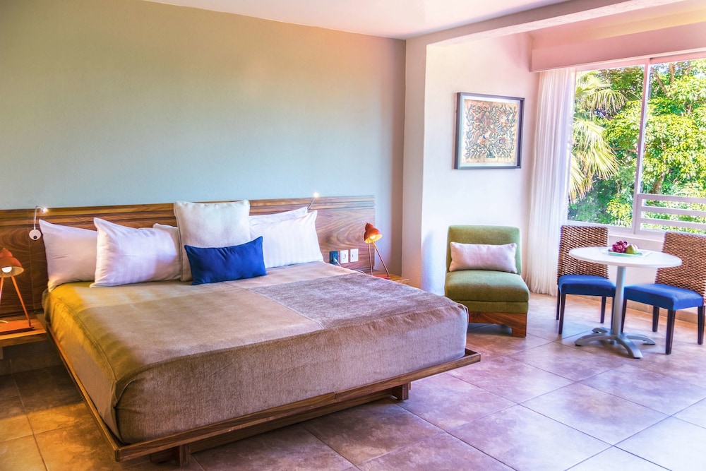 DELUXE, KING BED