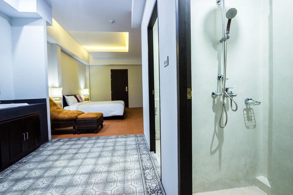 Jamadevi Hotel 91/91