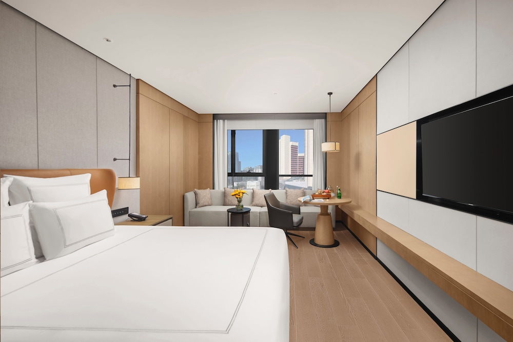 SWISS SELECT, KING BED, CITY VIEW