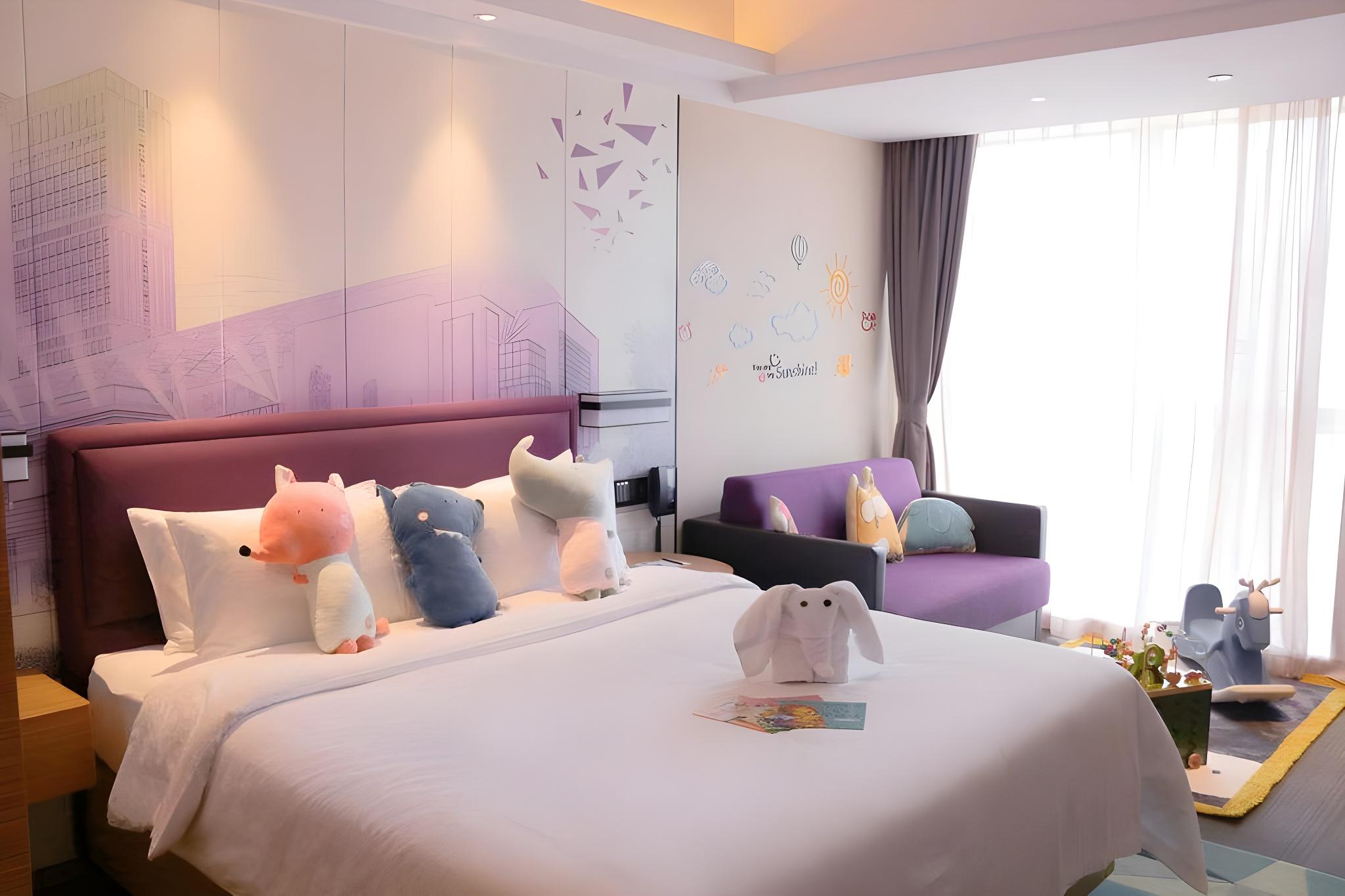 Family, Queen Bed, Sofa
