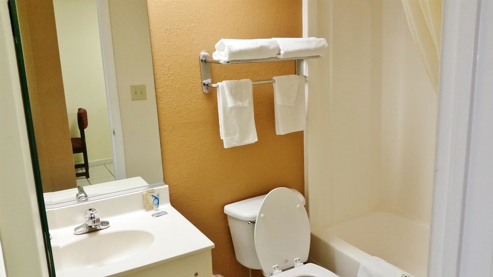 Country Hearth Inn And Suites Augusta 5/18