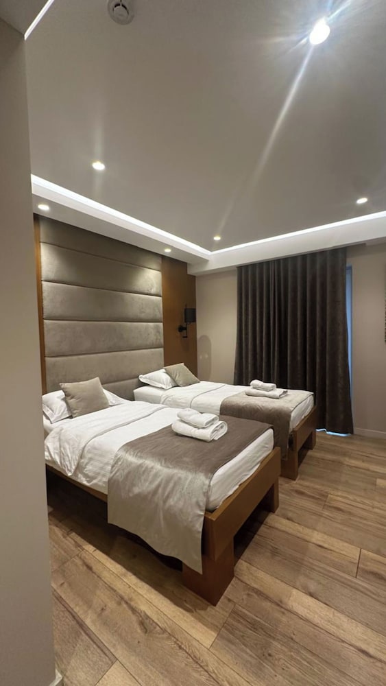 Hotel Queen 18/34