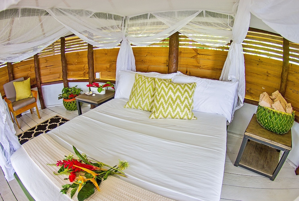 Queen Bed, Beach Front