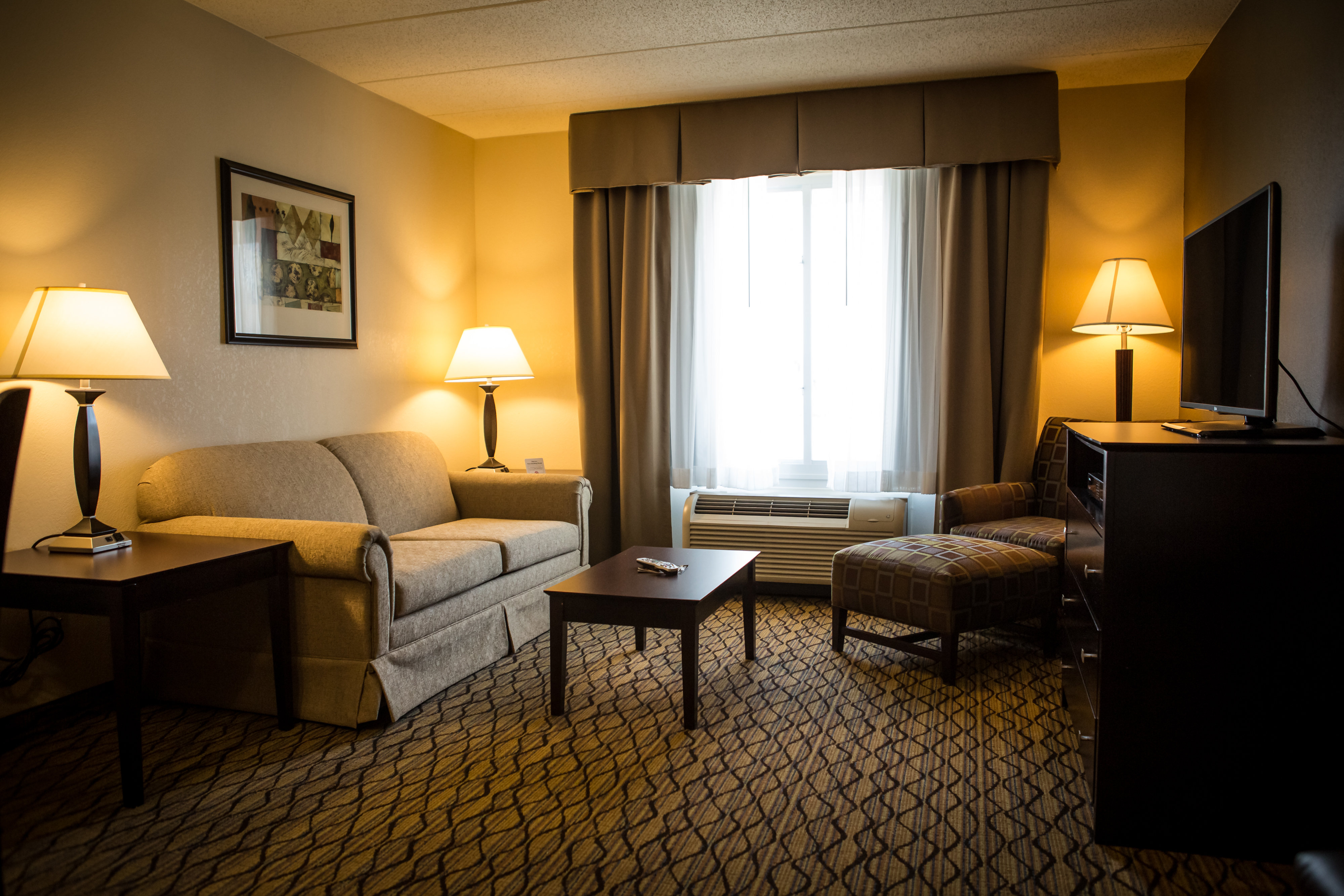 Holiday Inn Express Suites Milford 33/50