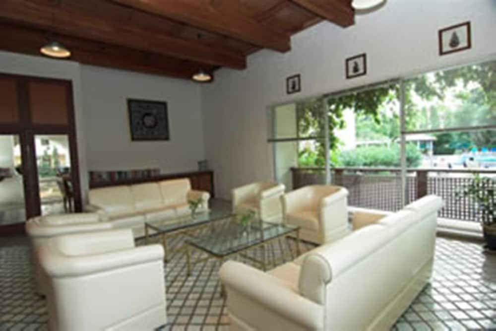 Waterfront Suites Phuket by Centara 45/76