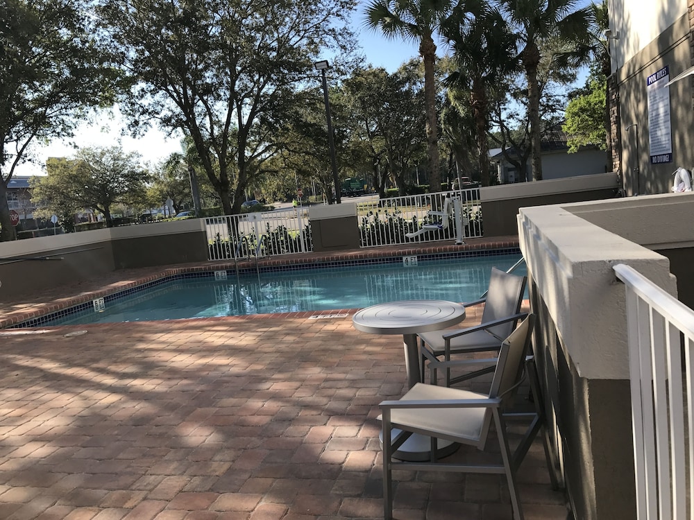 Holiday Inn Express Naples South I 75 3/67