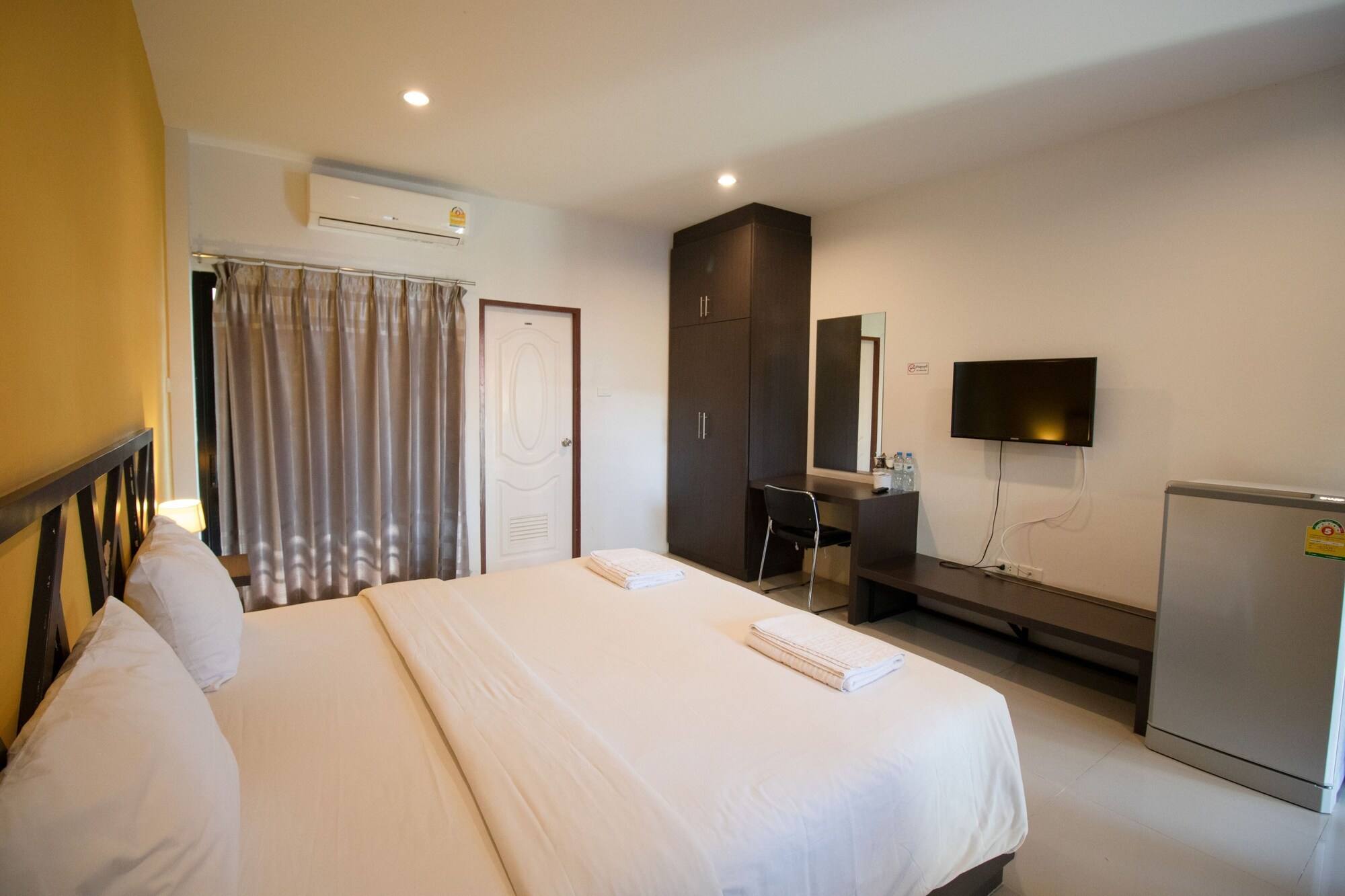 ROOM, DOUBLE BED