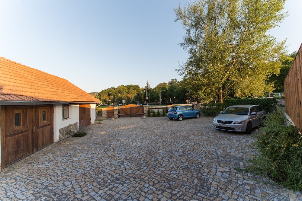 Pension Fialka 36/50