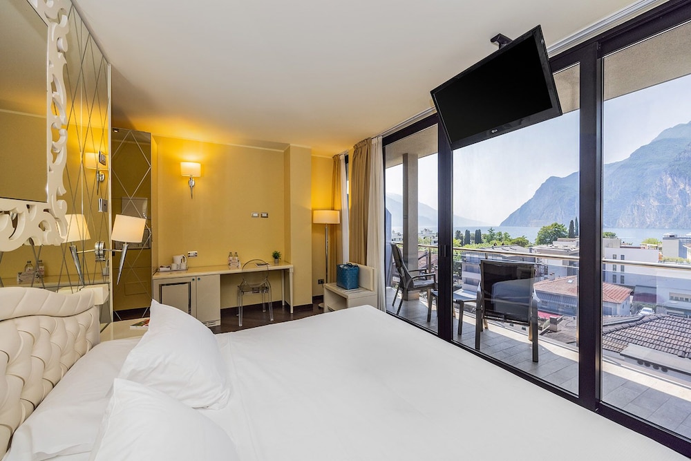 Standard, Queen Bed, Lake View, Balcony