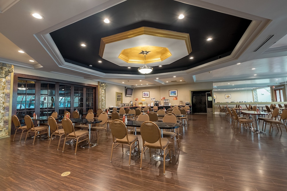 Howard Johnson by Wyndham Fullerton/Anaheim Conference Cntr 18/29