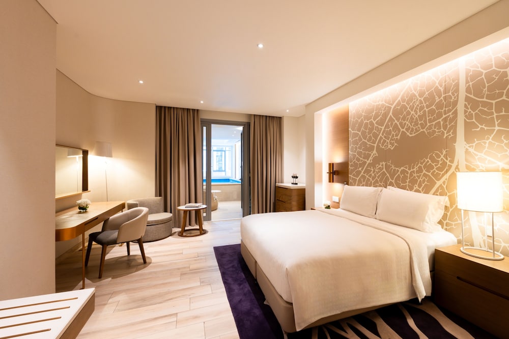 SUITE, PRIVATE POOL