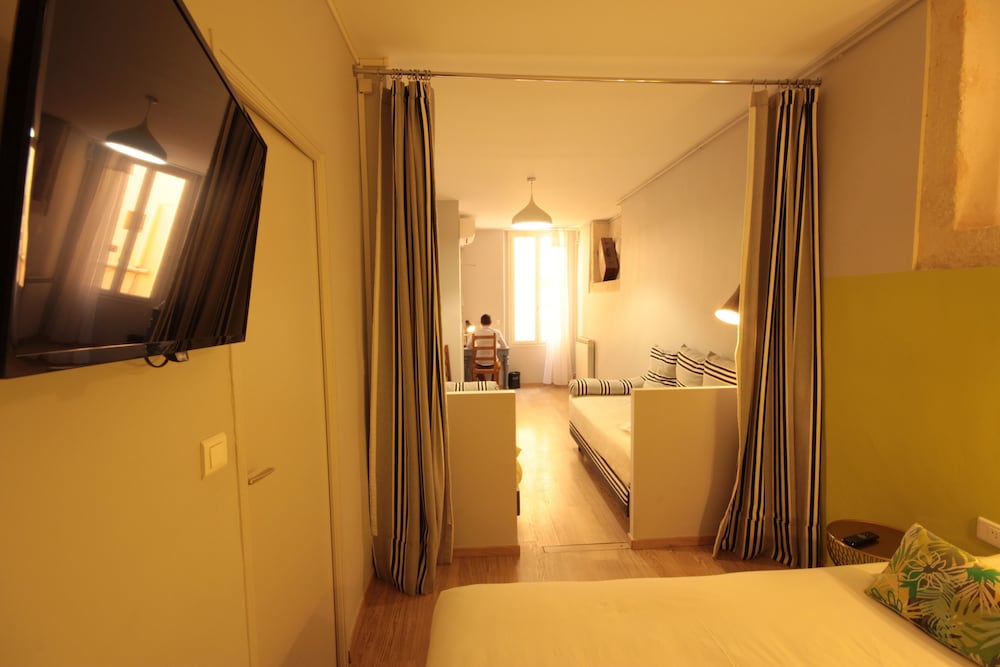 FAMILY, MULTIPLE BEDS, COURTYARD AREA