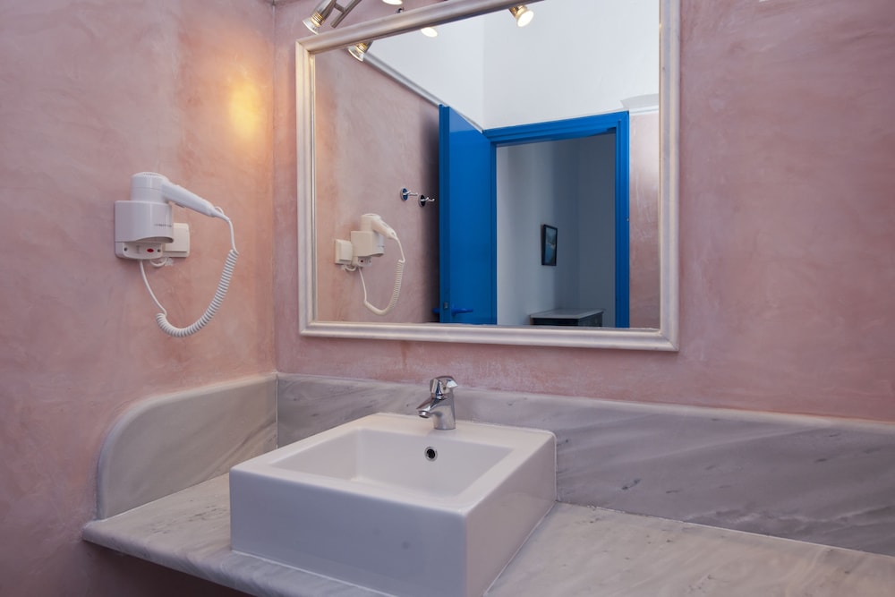 Dolphin Antiparos Villas and Suites 46/50