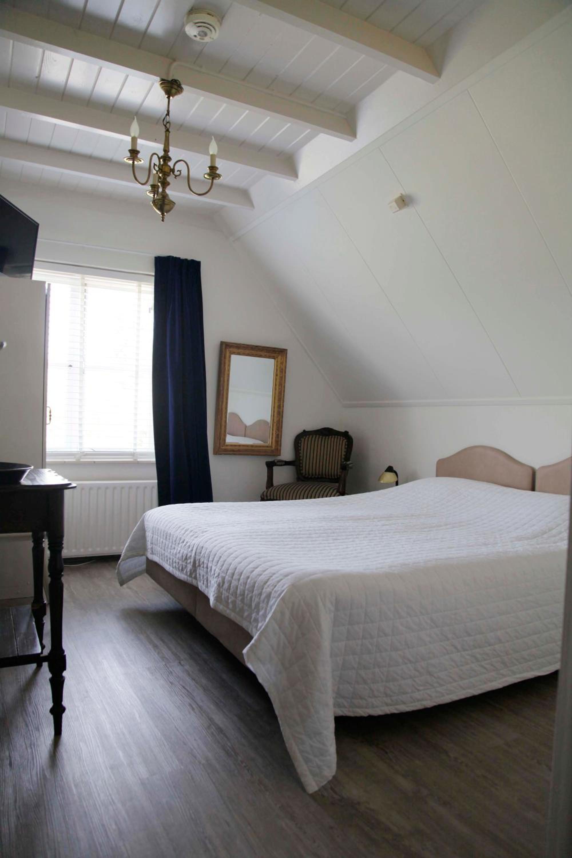 De Dames Van De Jonge Hotel 9/40