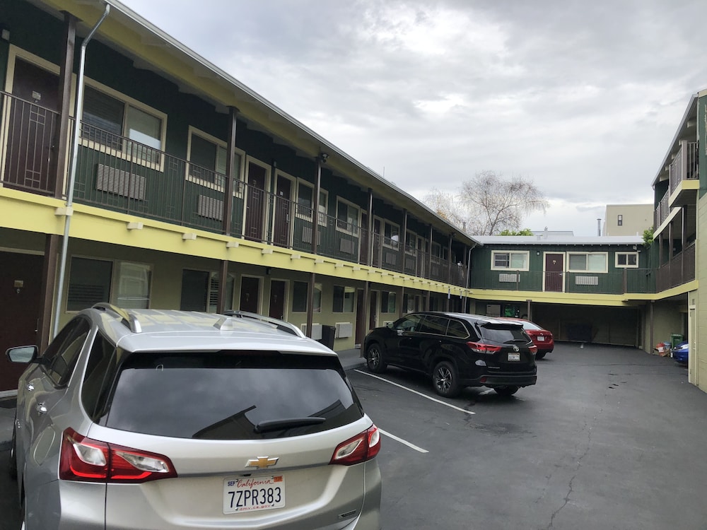 Lombard Plaza Motel 54/64