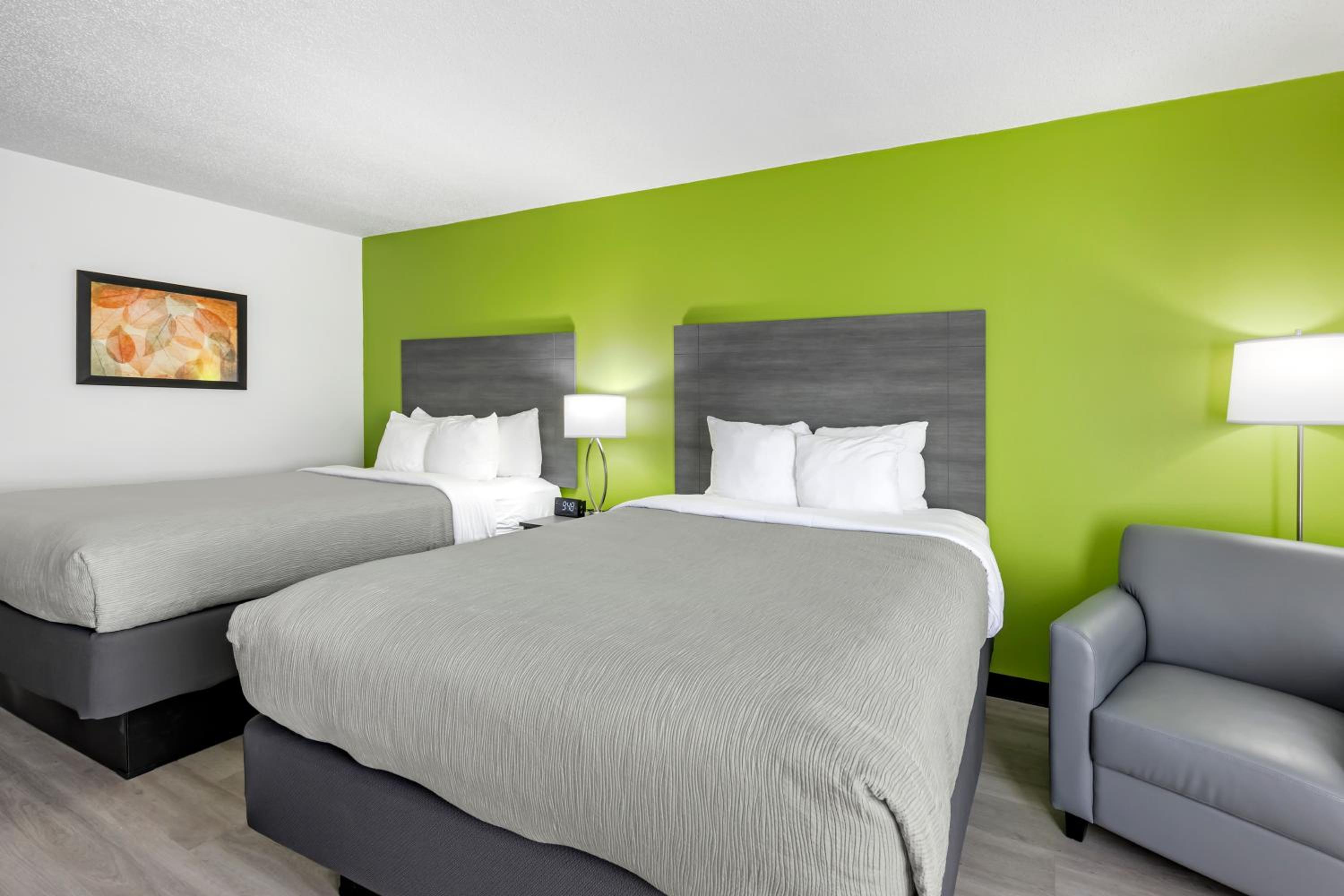 Deluxe, 2 Queen Beds, Quality Inn Clarksville 4/8