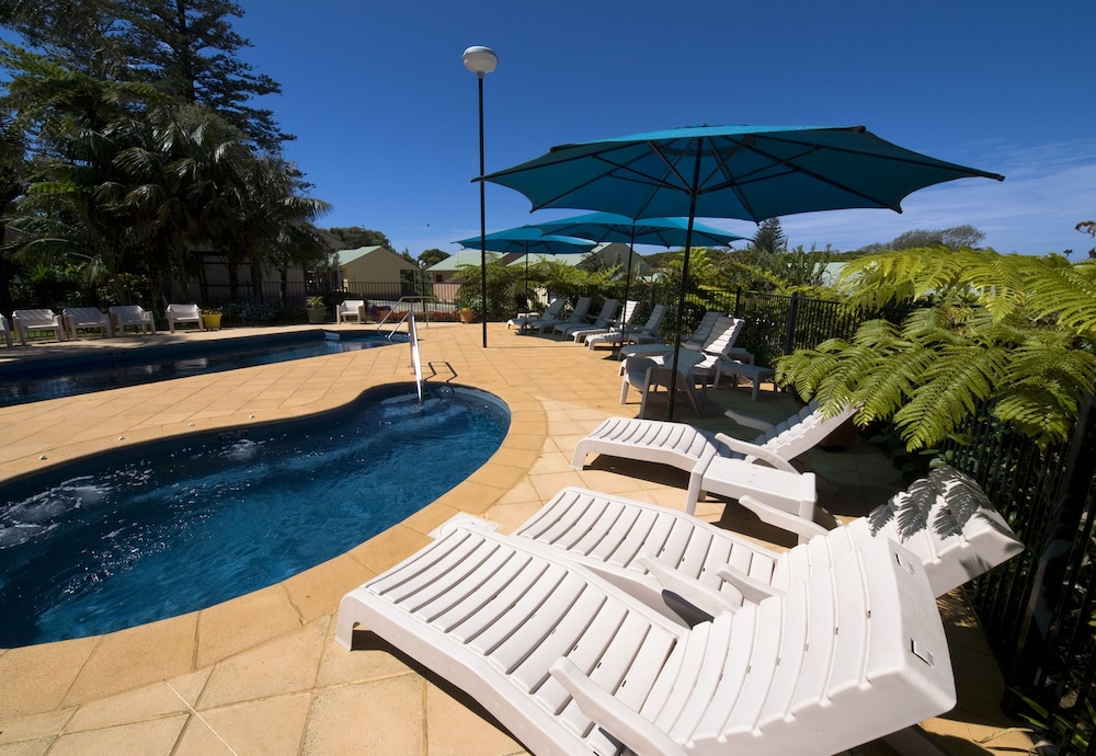 Governors Lodge Resort Hotel 33/69