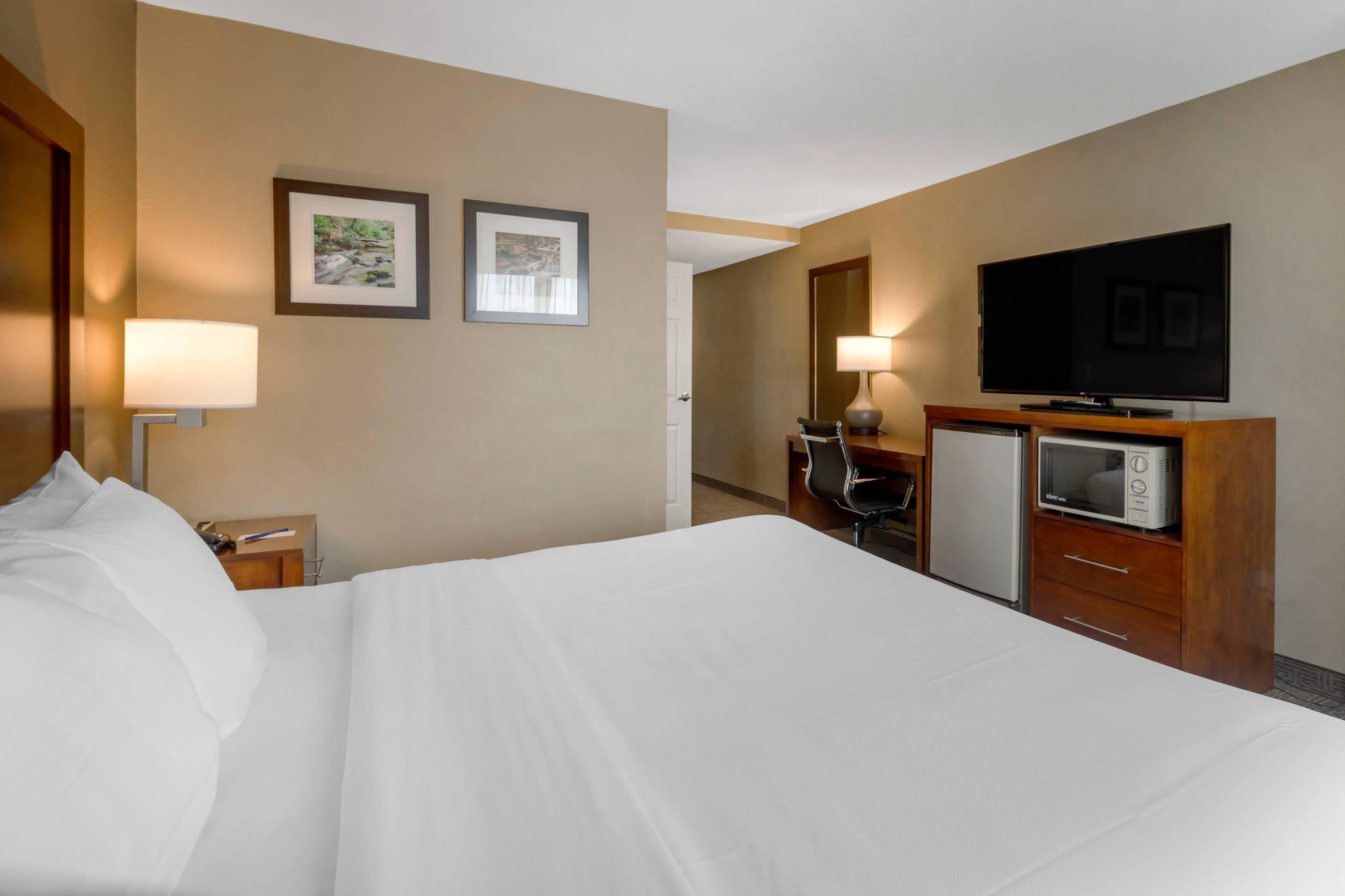 ROOM, KING BED