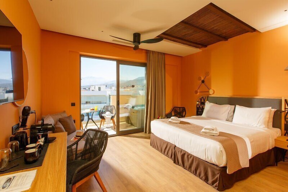 Wellness, Suite, Queen Bed, Sofa, Hot Tub