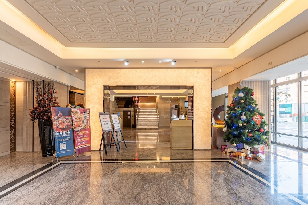 CHECK inn SELECT Taichung Dadun 6/48