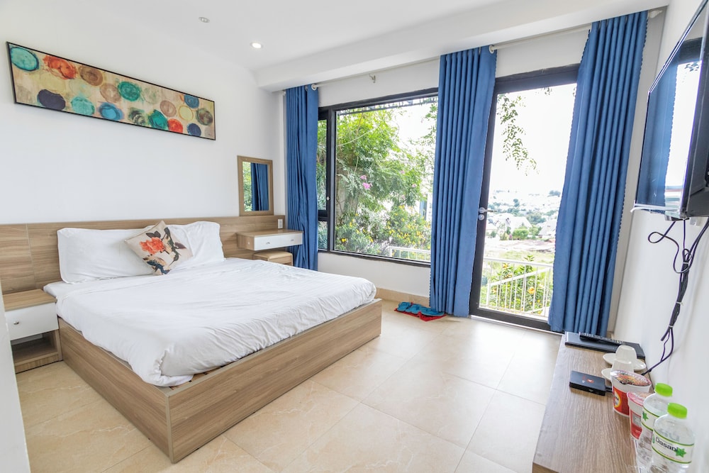 DELUXE, QUEEN BED, CITY VIEW