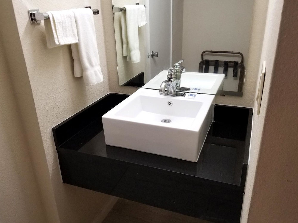 Americas Best Value Inn Marshall 11/18