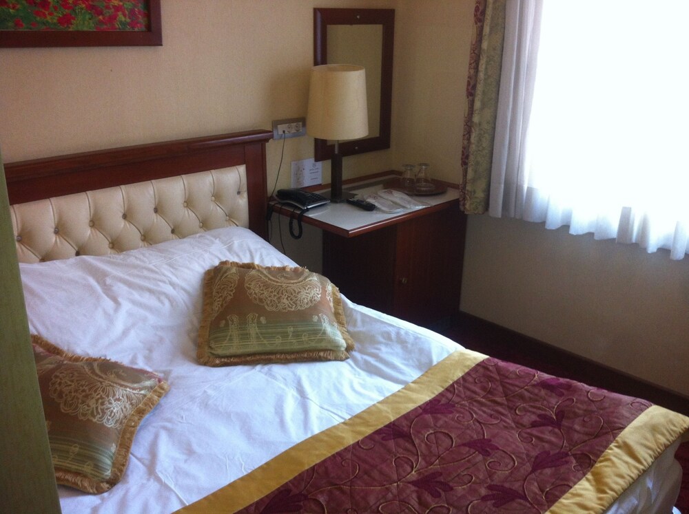 Hotel Linda 10/24