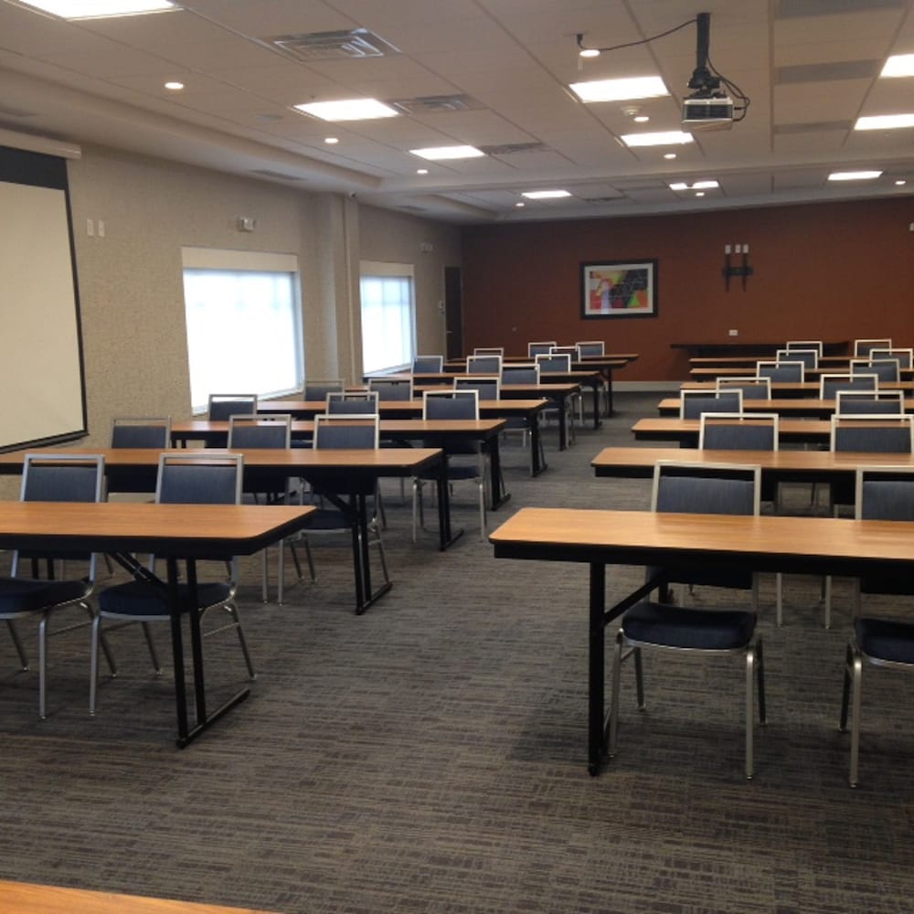 HOLIDAY INN EXPRESS & SUITES TOLEDO SOUTH - PERRYSBURG 44/53