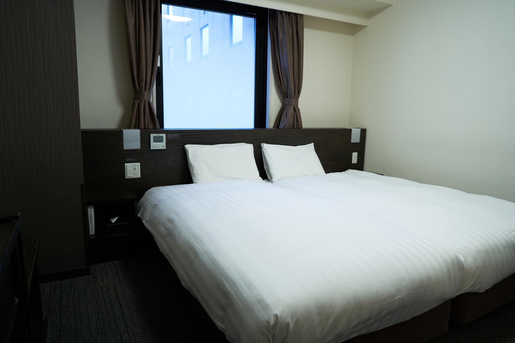 Compact, Twin Beds, Smoking