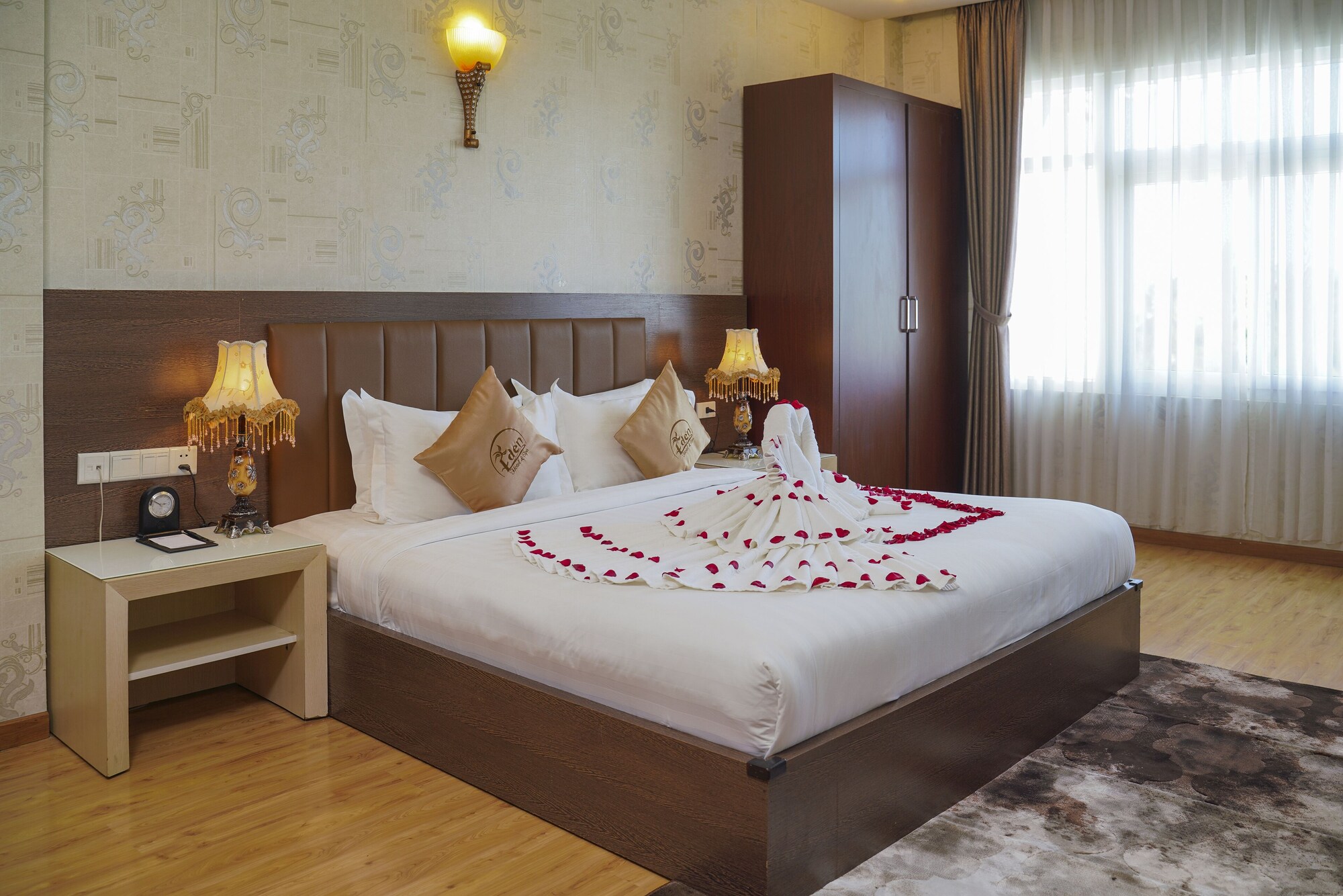 PREMIER, KING BED