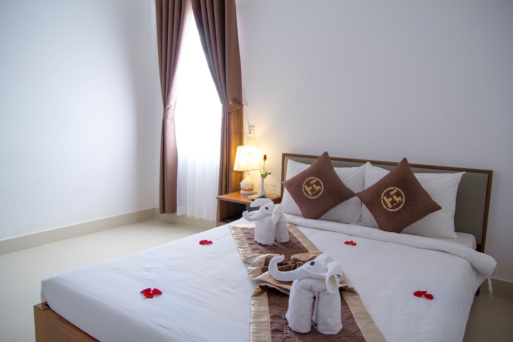 Poetic Hue Hotel 30/50
