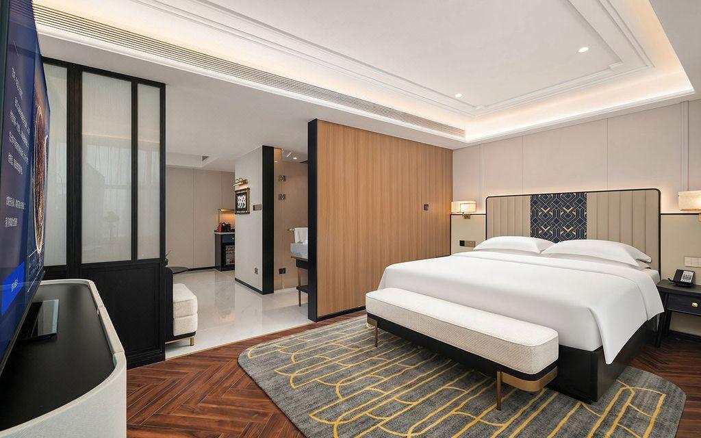 Capsule, Scenic, Superior, Suite, Queen Bed