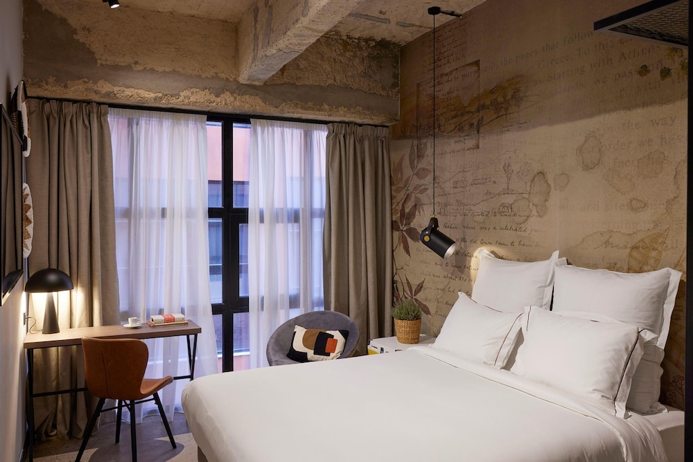 ROOM, QUEEN BED