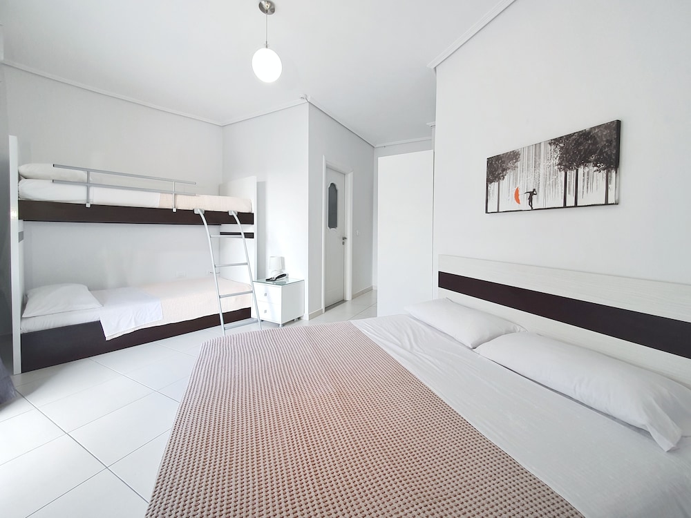 غرفة عائلية رباعية بسرير كوين وسرير بطابقين بإطلالة على المتنزه بشرفة بغرفة نوم واحدة، Hotel Joan 2/4
