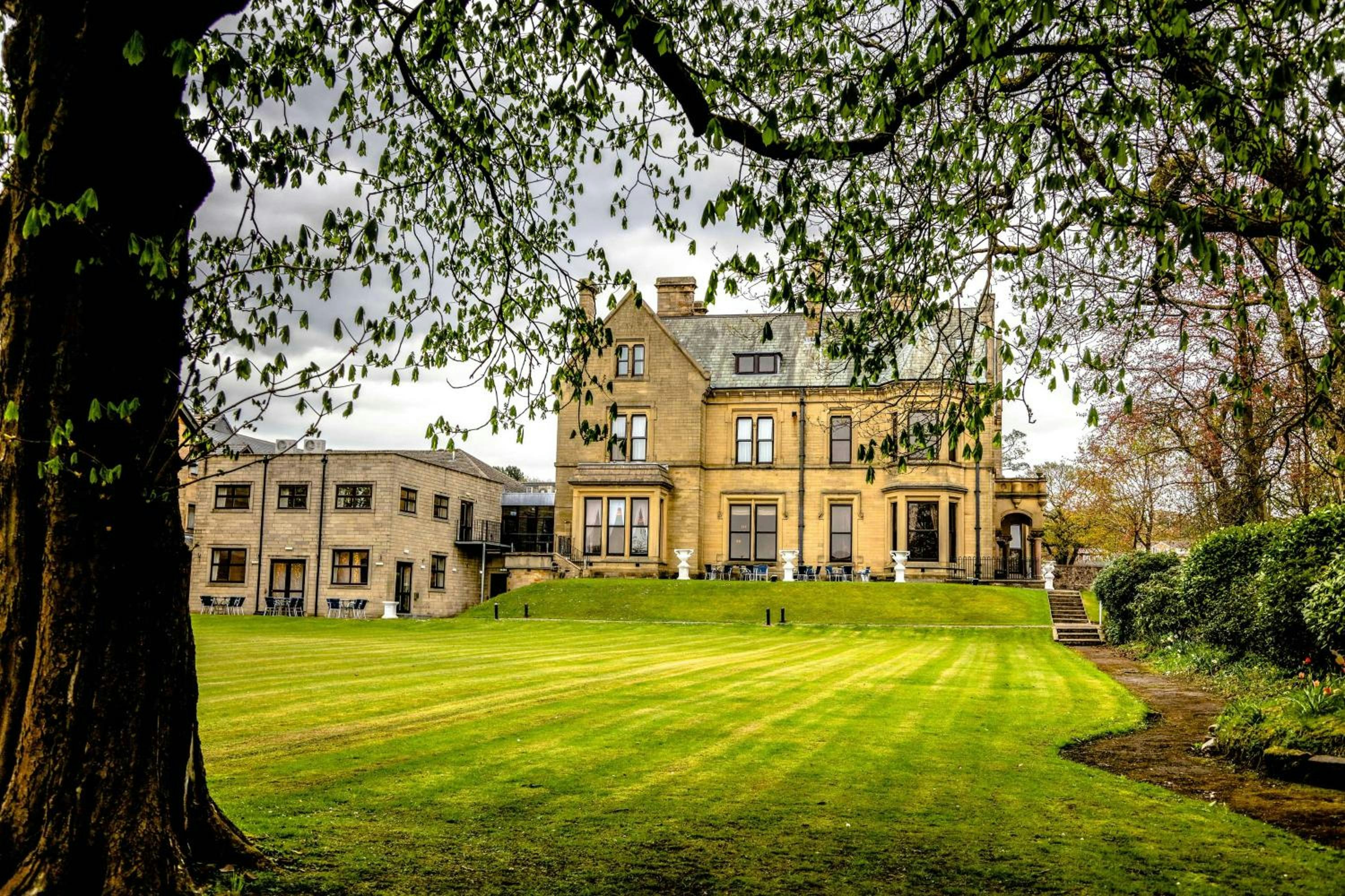 The Oaks Hotel 48/51